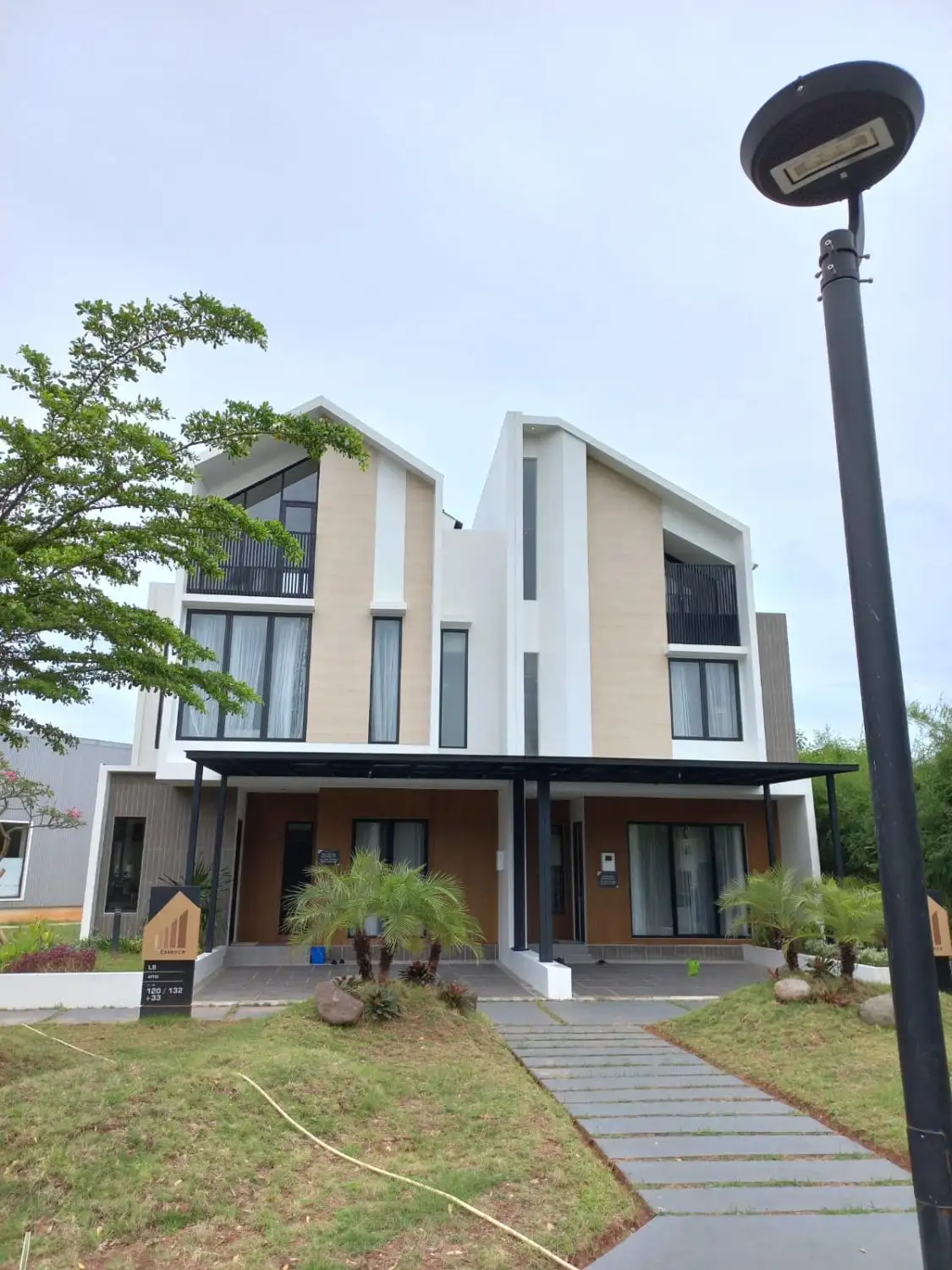 Show-Unit-The-Essence-Jakarta-Garden-City